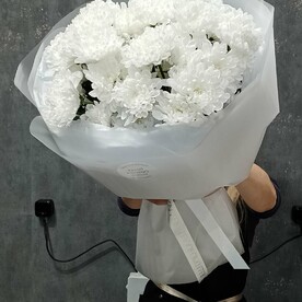 Букет из белых кустовых  хризантенам