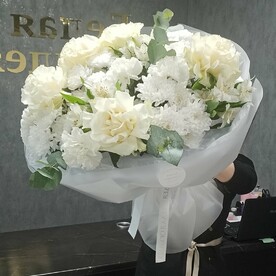 Букет из белых  хризантенам,гвоздики ,роз и эвкалипта