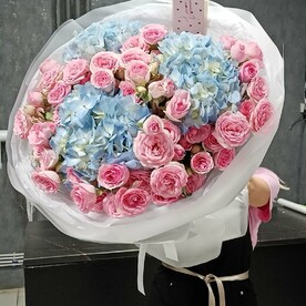 Букет из гортензий и кустовых роз