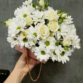 Композиция из хризантенам и роз