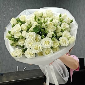 Букет из белых кустовых роз