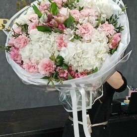 Букет премиум микс с белыми гортензиями