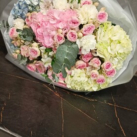 Букет премиум микс с розами и гортензией