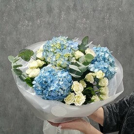 Букет нежность из гортензий и роз