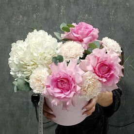 Композиция в коробке с французскими розами ,гортензией и диантусами