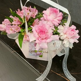 Композиция из французских роз и альстромерии