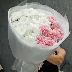 Букет из кустовых хризантенам и диантусов