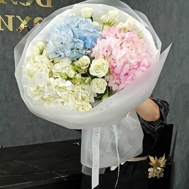 Букет из гортензий и роз