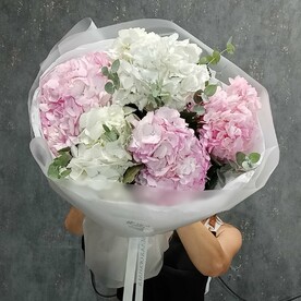 Букет из гортензий и эвкалипта