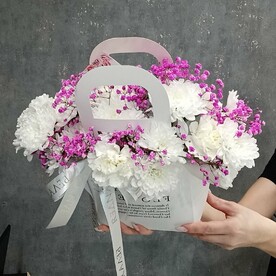 Сумочка из хризантенам,диантусов,гипсофилы