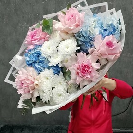 Букет из гортензий,роз, хризантемы