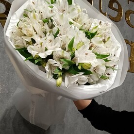 Букет из белых альстромерий