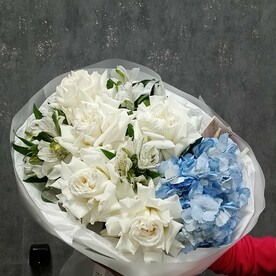 Букет из французских роз,гортензии и альстромерии