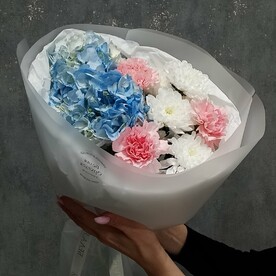 Букет комплимент с голубой гортензией,диантусами и хризантенамой
