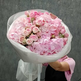 Букет из розовых гортензий и кустовых роз