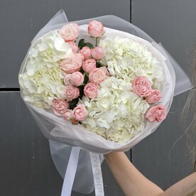 Букет из белых гортензий и розовых кустовых роз
