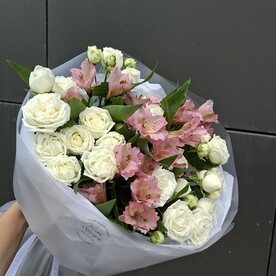 Букет из кустовых роз и альстромерий