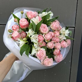 Букет из альстромерий и кустовых роз