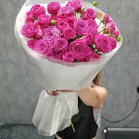 Букет из сортовых кустовых роз винного цвета