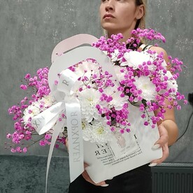 Сумочка из розовой гипсофилы и белой хризантемы