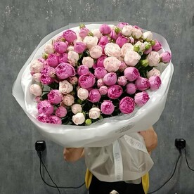 Букет из кустовых пионовидных роз