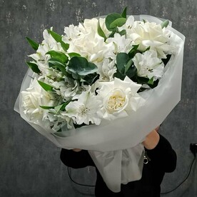 Букет нежность из роз и альстромерий