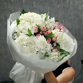 Букет из гортензий ,альстромерий,роз кустовых