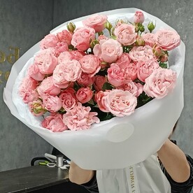 Букет из кустовых пионовиднных роз