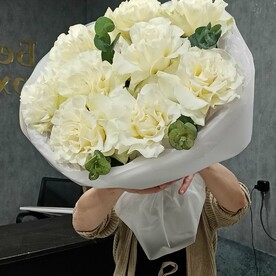 Букет из белых французских роз и эвкалипта