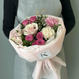 Авторский букет с яркой кустовой розой