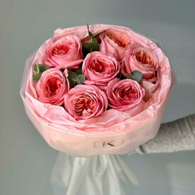 Монобукет из 7 пионовидных роз с эвкалиптом