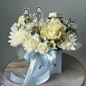 Коробка белоснежных стойких цветов