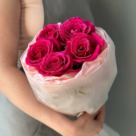 Монобукет из 5 ароматных малиновых роз