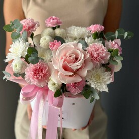 Коробка с Французской розой Пинк Мондиал, хризантемами и диантусами