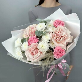 Авторский букет с французскими розами, гвоздиками