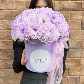 Композиция из хризантем в коробке💜