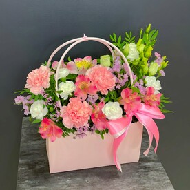 Фактурная сумочка с диантусами