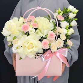 Нежнейшая композиция с вывернутыми и кустовыми розами