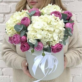 Розы мисти с гортензией в шляпной коробке