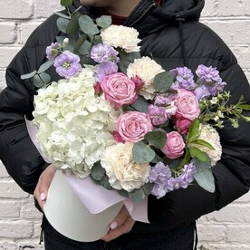 Гортензия, маттиола, кустовые розы и диантусы в шляпной коробке