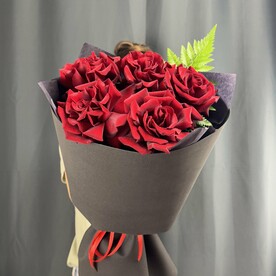 Красные французские розы