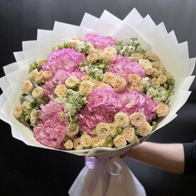 Гортензия с кустовыми розами пионовидными