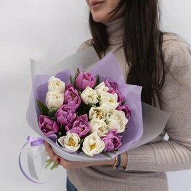 Весенний букет цветов из 19 пионовидных тюльпанов микс