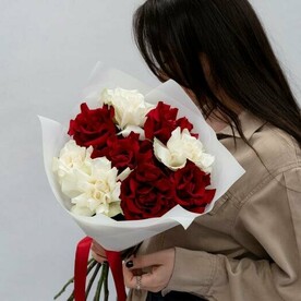 Яркий букет из 9 французских роз в дизайнерской упаковке