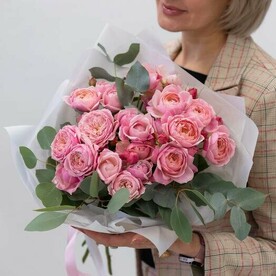 Нежный букет цветов из пионовидных роз с ароматным эвкалиптом