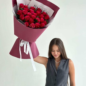Букет из 25 премиум роз "Поцелуй любви"