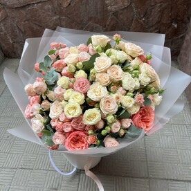 Большой букет пионовидных роз