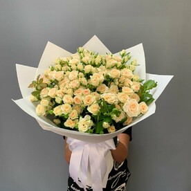 Изысканный букет кустовых роз