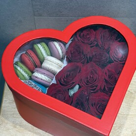 Коробочка розочек и макарон
