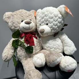 Влюблённые мишки с розой